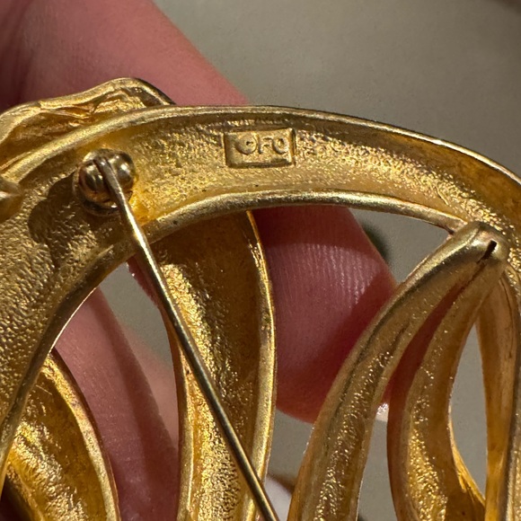 Vintage Fernando Originals gold tone abstract wreath brooch pin - Picture 9 of 13